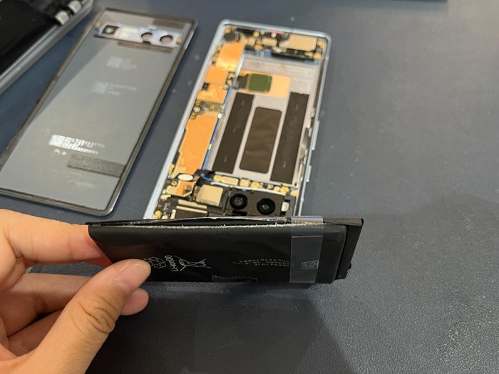 Android アンドロイド Pixel 7a ピクセル 充電もたない　1日もたない　減りが早い　経年劣化　サービス表記　電源勝手に落ちる　シャットダウン　ばってりー　バッテリー　交換　修理
