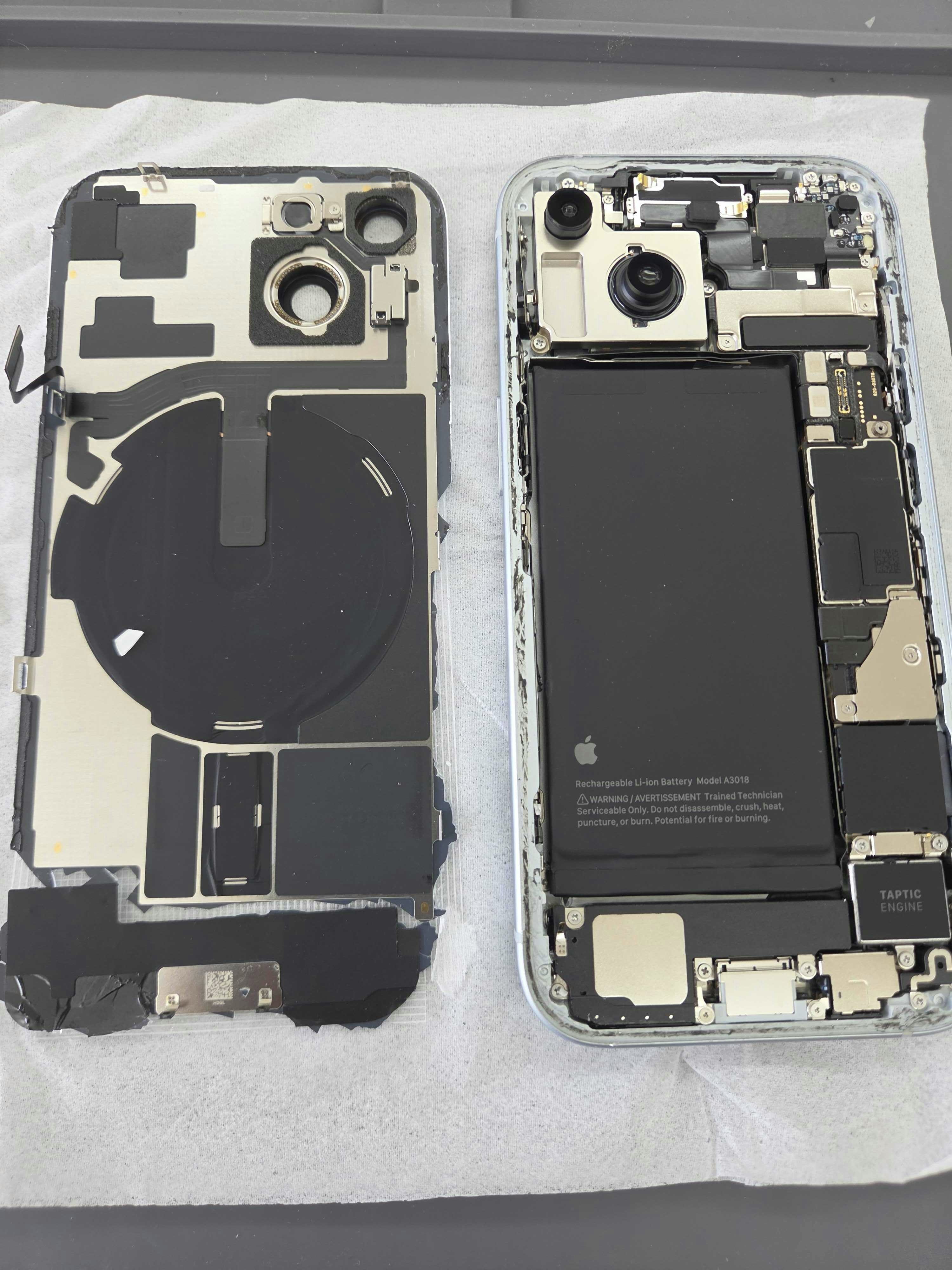 iPhone 15 背面修理 （白　シルバー） 修理途中