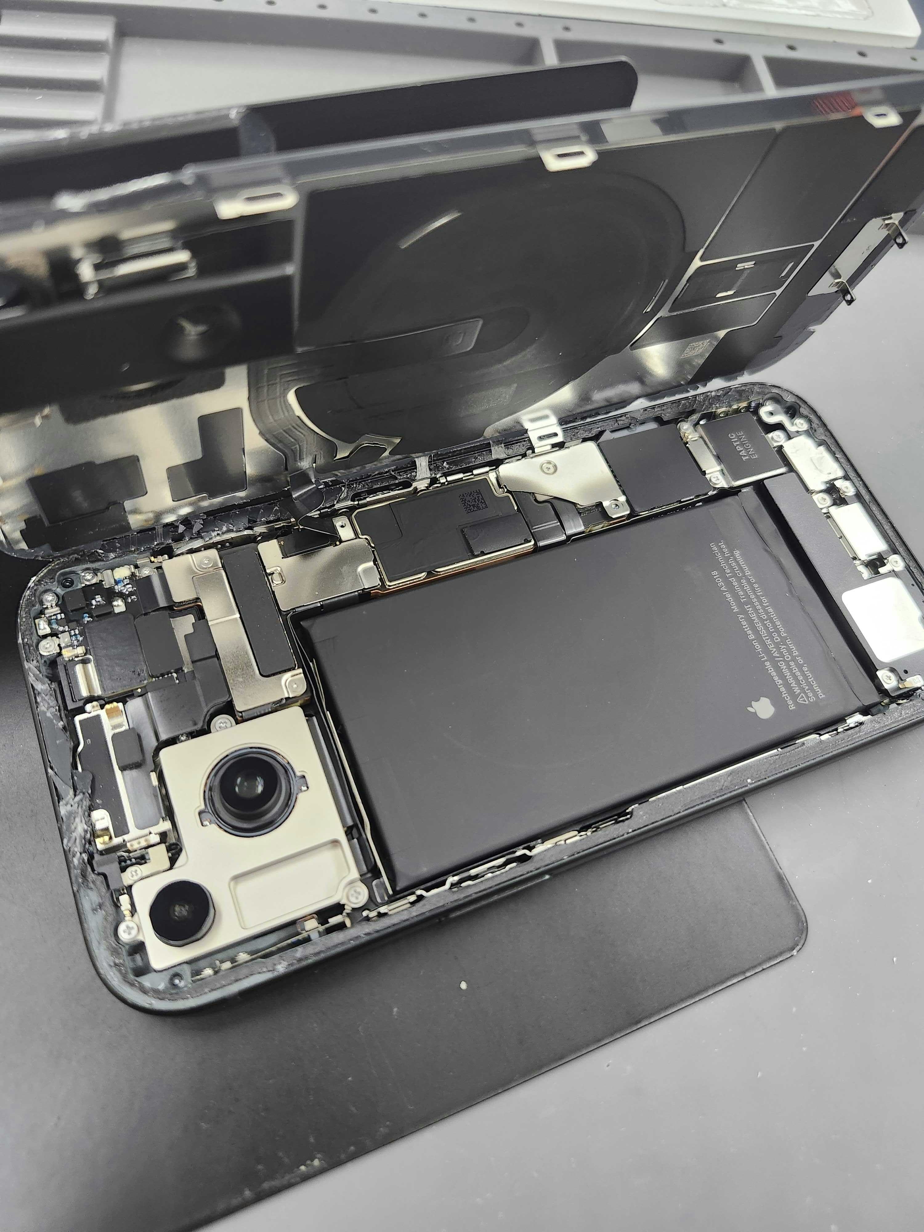 iPhone 15 背面修理 (黒 ブラック) 修理途中