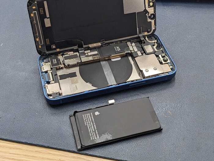 iPhone あいふぉん アイフォン 13 経年劣化 サービス表記 電源落ちる 動きが遅い 固まる 膨張 膨らむ ばってりー バッテリー 交換