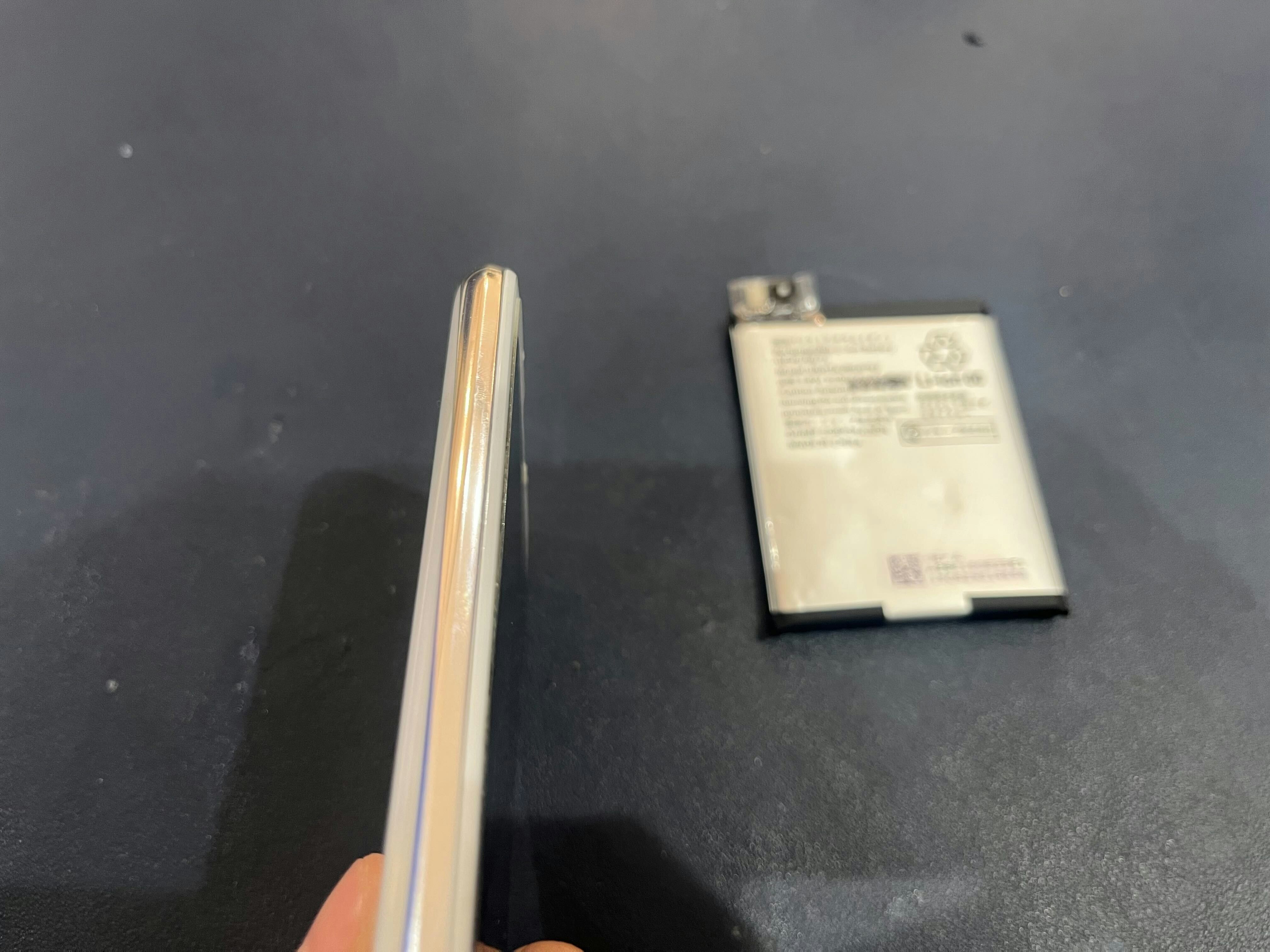 AQUOS アクオス AQUOS R2 充電もたない　1日もたない　減りが早い　経年劣化　サービス表記　電源勝手に落ちる　シャットダウン　ばってりー　バッテリー　交換　修理