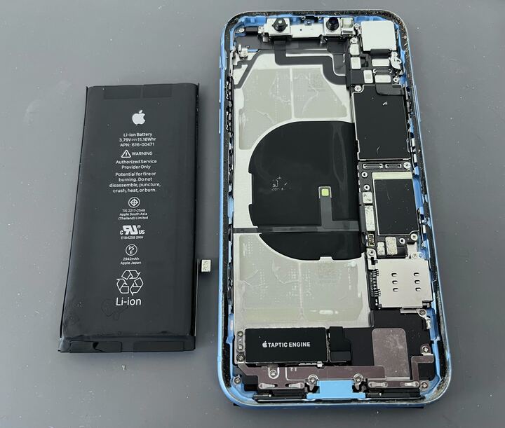 割れ有 Apple iPhone XR 128GB バッテリー89% 豊川市でiPhoneXRのバッテリー交換なら】電池の減りが気になるiPhoneXR