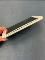 【豊川市】iPhoneSE（第3世代）のバッテリー膨張で画面が浮いてしまう症状…バッテリー交換で安全に修理しました！