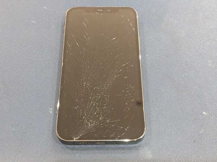 iPhone アイフォン 画面割れ ガラス割れ ディスプレイ割れ 画面故障 ディスプレイ故障 タッチ 反応しない 映らない 真っ暗 電源は入ってる 起動はしている 修理 故障 壊れた 壊した 修理 直す 治す データ取り出し データ復旧 アップル メーカー修理 正規修理 Apple Store AppleCare 保証 保険 直し方 治し方