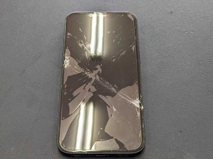 あいふぉん　アイフォン　iPhnone 14　画面割れ　落とした　落下　ひび割れ　液晶漏れ　表示不良　がめん　画面修理