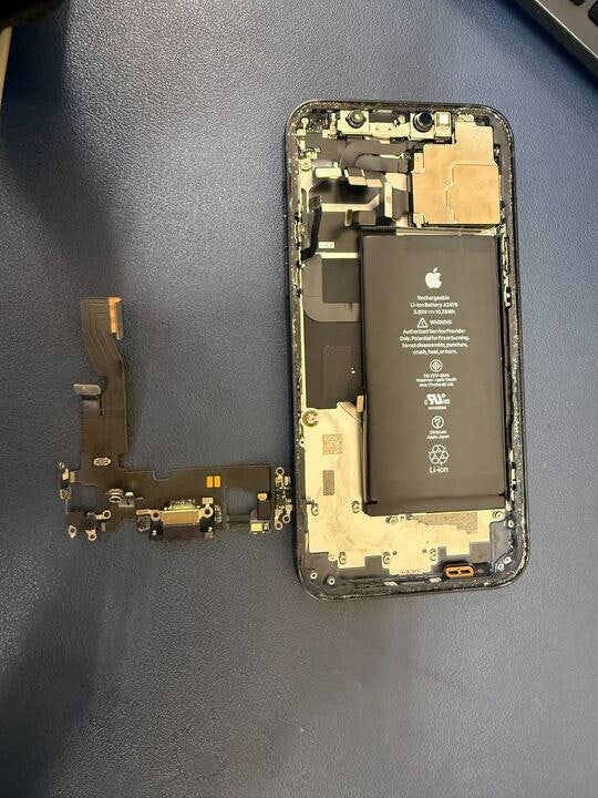 Phone 13　充電できない　充電部修理　途中　分解