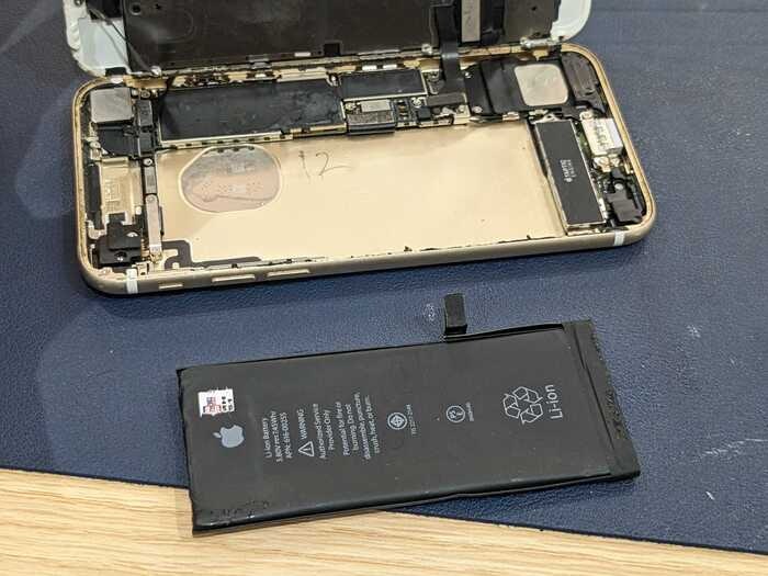 iPhone アイフォン アイフォーン スマホ スマートフォン バッテリー 電池 充電持ち 交換 取り替え メーカー修理 Apple Store 正規修理 純正 社外 保険 保証 AppleCare 故障 壊れた 壊した 修理 直す 治す 改善 自分で交換