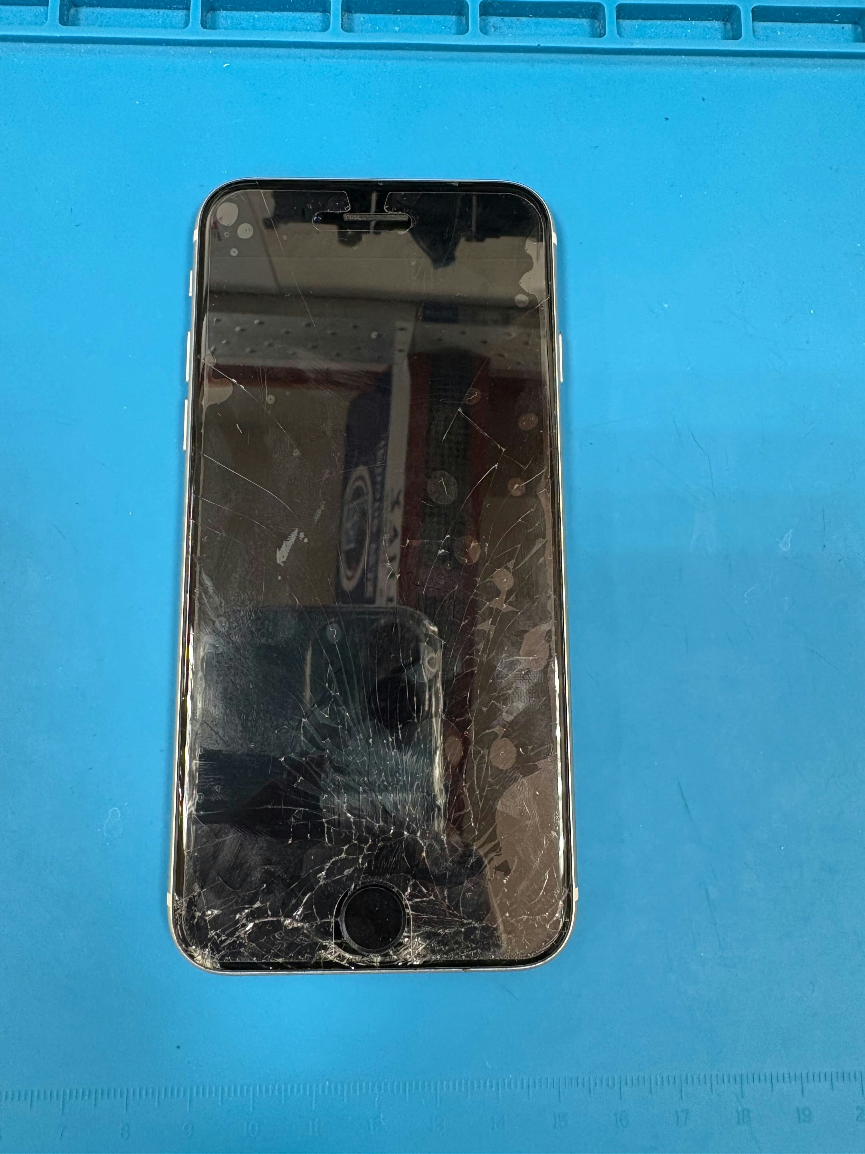 iPhoneSE3　iPhone　修理　iPhone修理　即日　スマホ　スマホ修理　画面割れ　画面交換　豊川　豊橋　新城　蒲郡　湖西　浜松