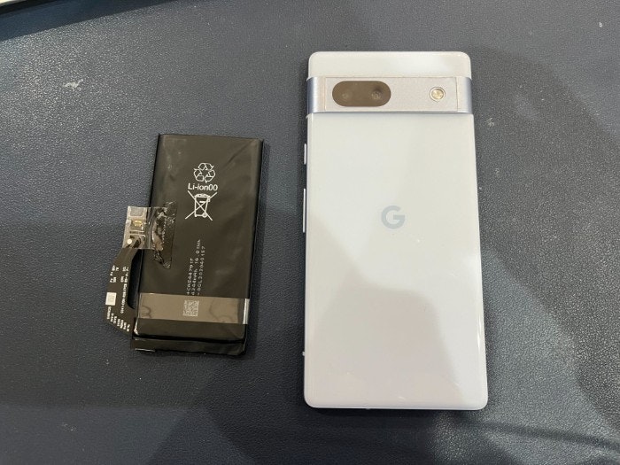 Android アンドロイド Pixel 7a 充電もたない 1日もたない 減りが早い 経年劣化 サービス表記 電源勝手に落ちる シャットダウン ばってりー バッテリー 交換 修理