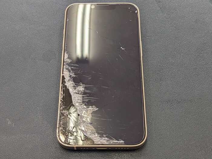 あいふぉん　アイフォン　iPhone　14　ひび割れ　ヒビ　画面　落下　衝撃　高い位置　画面真っ暗　タッチ効かない　反応しない　表示おかしい　修理　交換