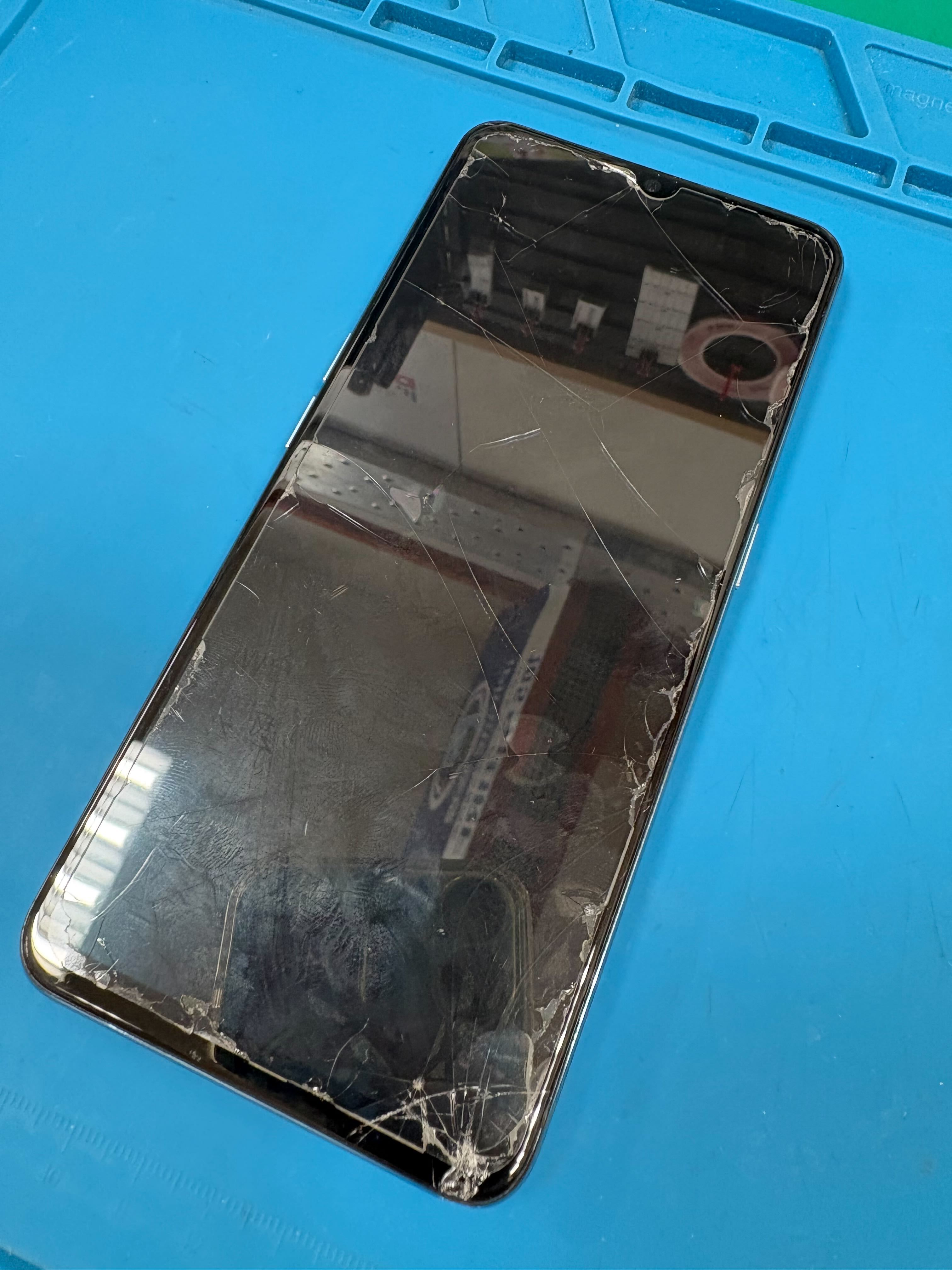 豊橋市】OPPO Reno3 Aの画面がバキバキに割れた！画面交換で無事復旧