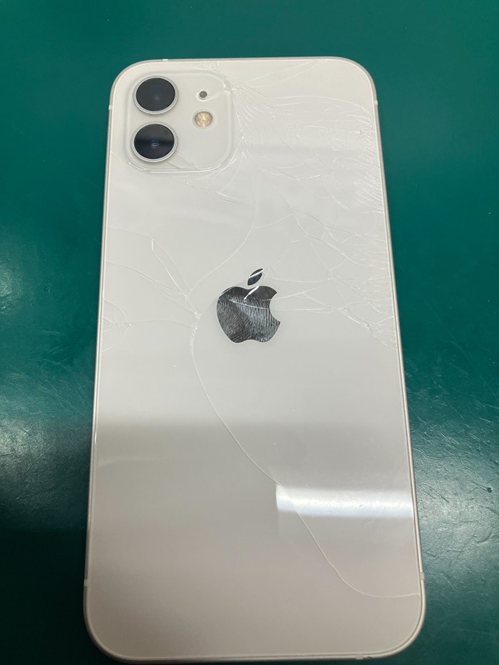 iPhone 12 背面われた 背面修理