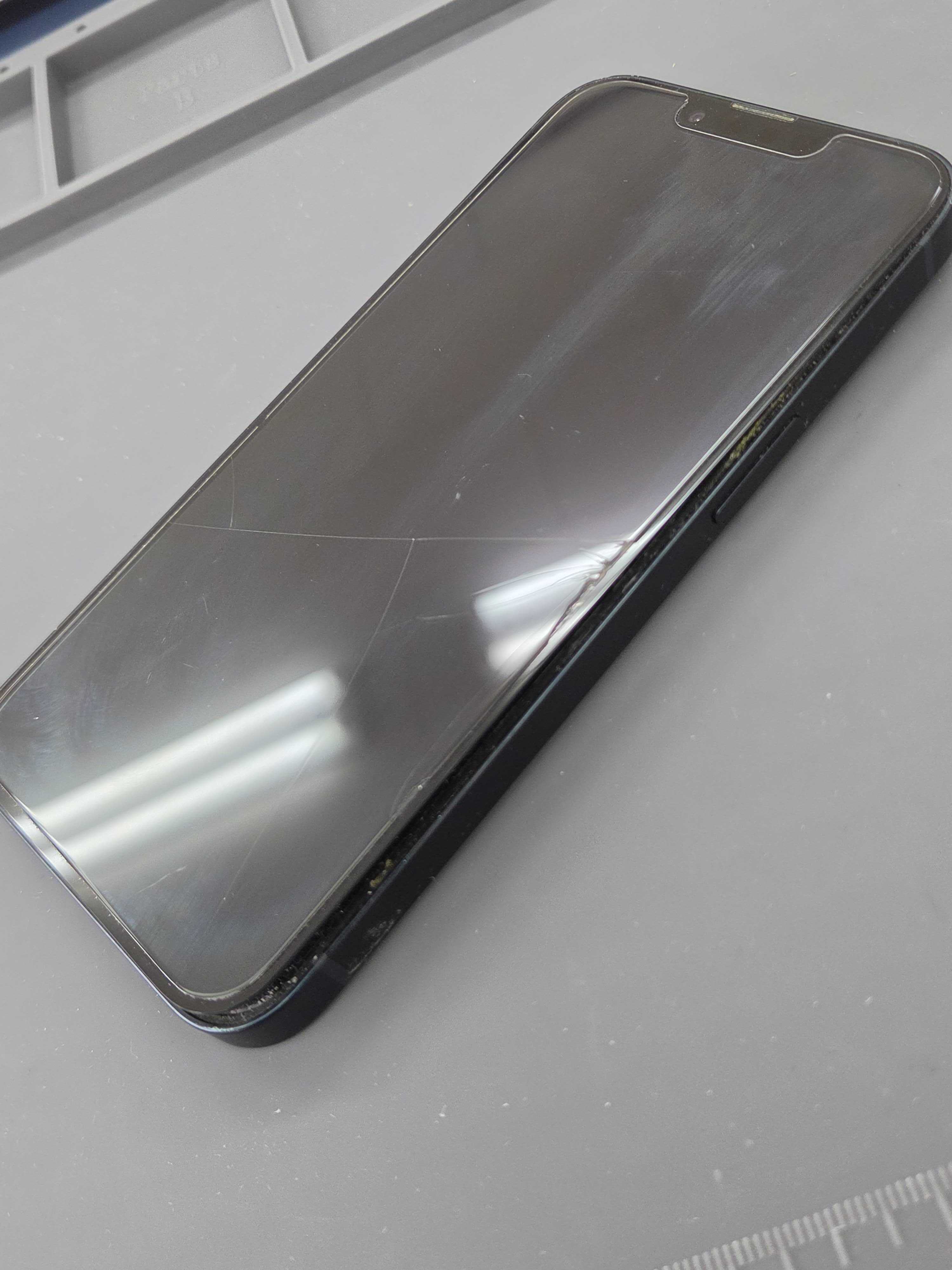 iPhone 13 Pro Maxのバッテリー膨張で画面が浮いてしまった