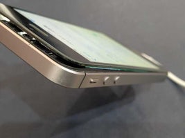 【豊田市】iPhone SEのバッテリー交換を行いました！バッテリー膨張による画面浮きも即日修理