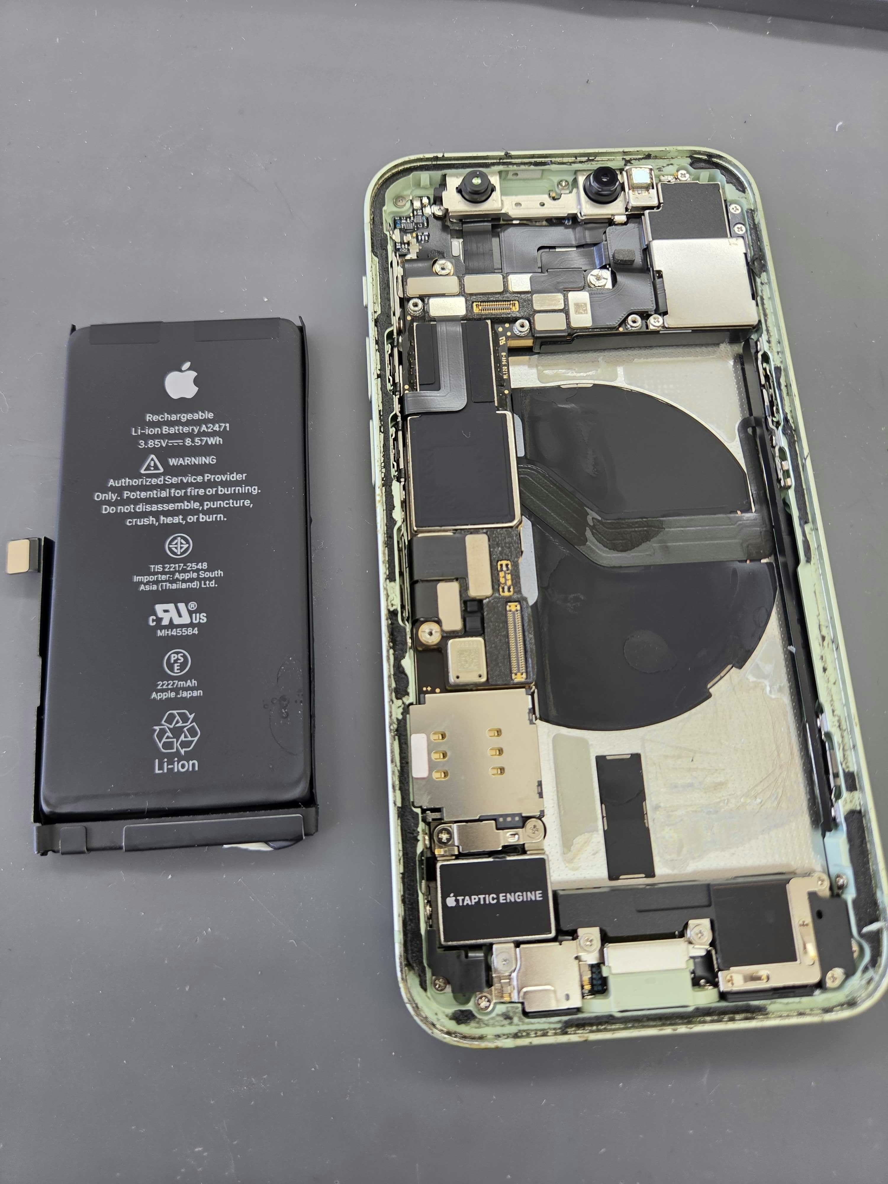 iPhone 12 mini 修理途中
