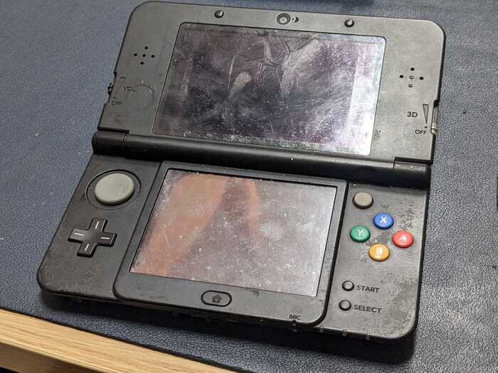 スリーディーエス　New 3DS　バッテリー減りがはやい、経年劣化　表示がおかしい　すてぃっく　スティック　勝手に動く　ドリフト　交換　修理