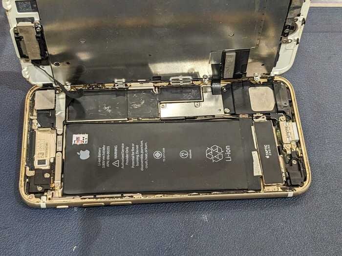 iPhone アイフォン アイフォーン スマホ スマートフォン バッテリー 電池 充電持ち 交換 取り替え メーカー修理 Apple Store 正規修理 純正 社外 保険 保証 AppleCare 故障 壊れた 壊した 修理 直す 治す 改善 自分で交換