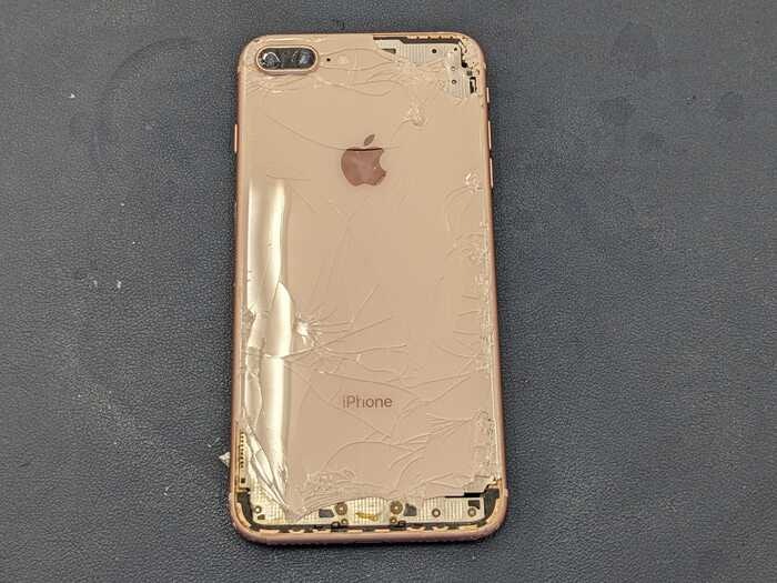 あいふぉん　アイフォン　iPhone　iPhone 8 Plus エイト　落とした　落下　割れた　ひび割れ　ガラス　液晶　表示おかしい　タッチきかない　がめん　画面修理　交換