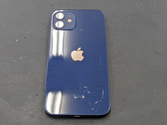 iPhone 12　背面われた　背面修理