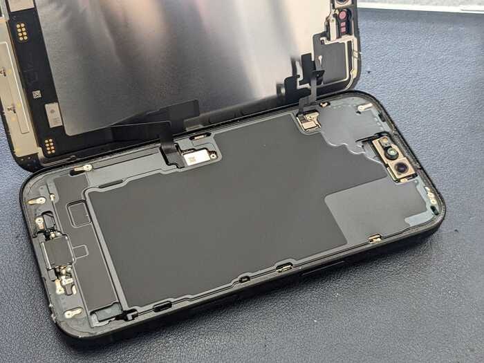 あいふぉん　アイフォン　iPhone 16 画面割れ　ひび割れ　液晶もれ　ガラス　破片　画面　修理　交換