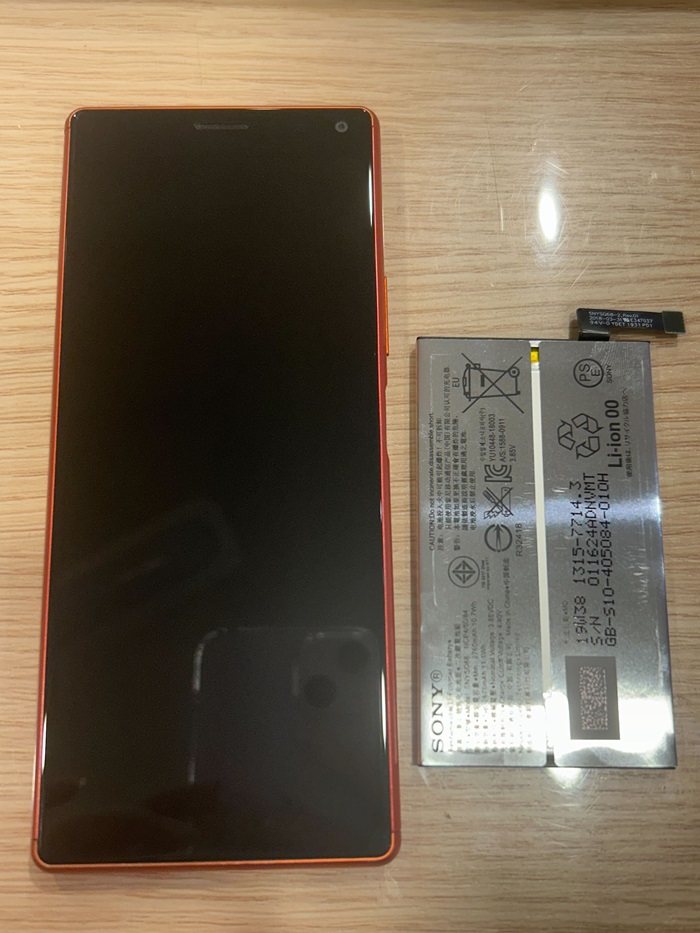Xperia 8 バッテリー交換 一宮市