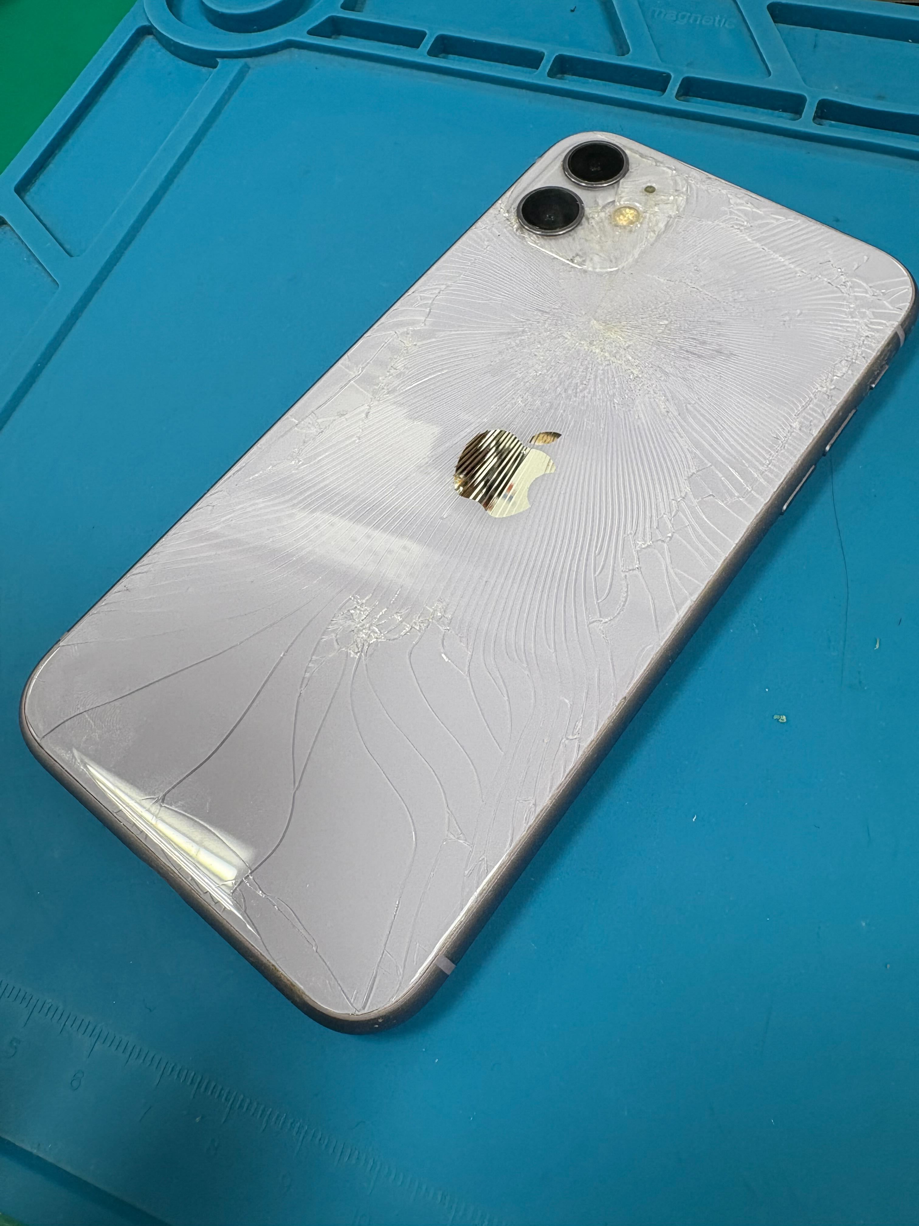 iPhone11プロ 本体 画面・背面割れあり iPhone 11 Proの背面修理は即日 