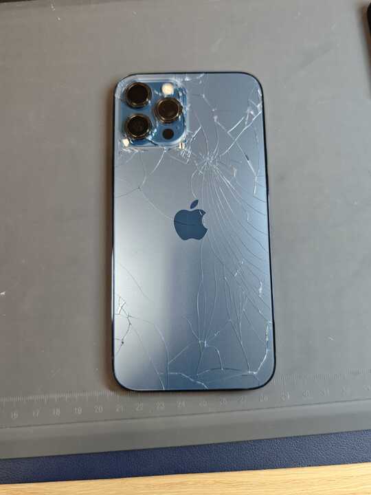 豊川市でiPhone13 Proの背面交換】大きく割れてしまった背面ガラスを