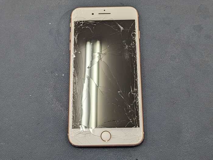 あいふぉん　アイフォン　iPhone 8 Plus 表示不良　画面動かない　タッチきかない　ゴーストタッチ　ひび割れ　落下　画面真っ暗　音だけする　画面修理