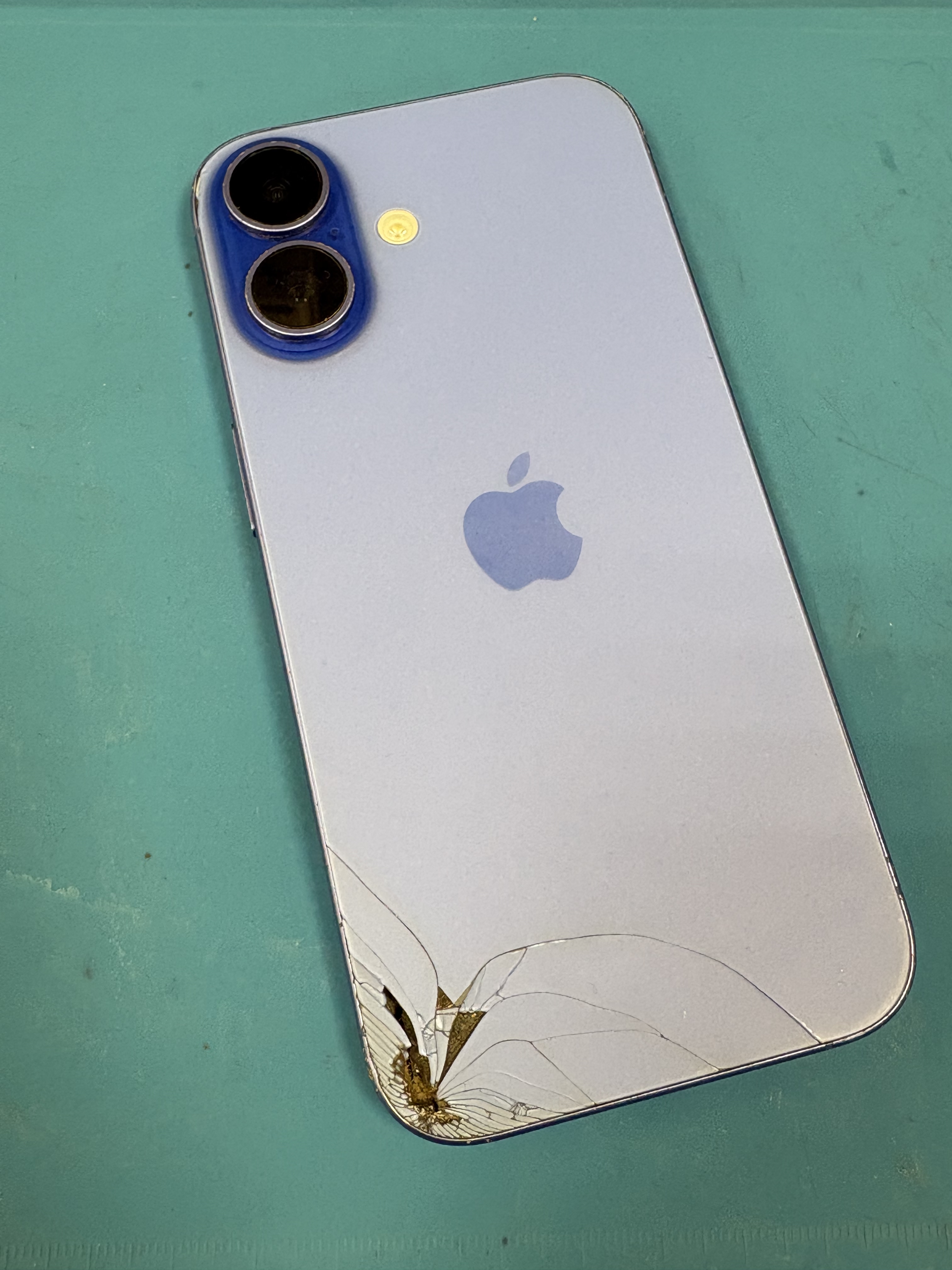 Apple iPhone 16訳あり 背面ひび割れ、バッテリー不良 豊橋市】iPhone 16のバッテリー膨張で画面や背面が浮く危険性も
