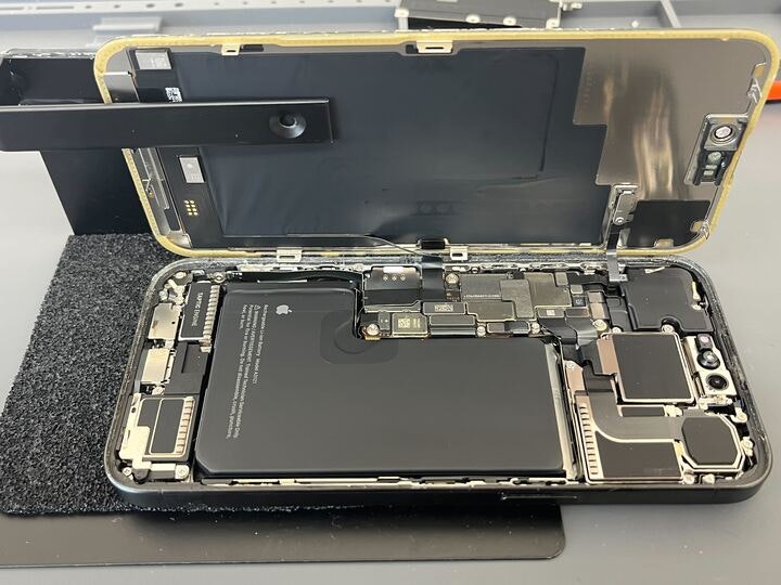 iPhone15proMax　画面割れ　画面交換　豊川　豊橋　新城　蒲郡　湖西　浜松