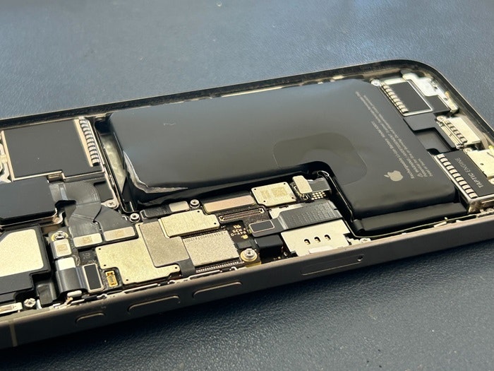 iPhone 15 Pro バッテリー膨張