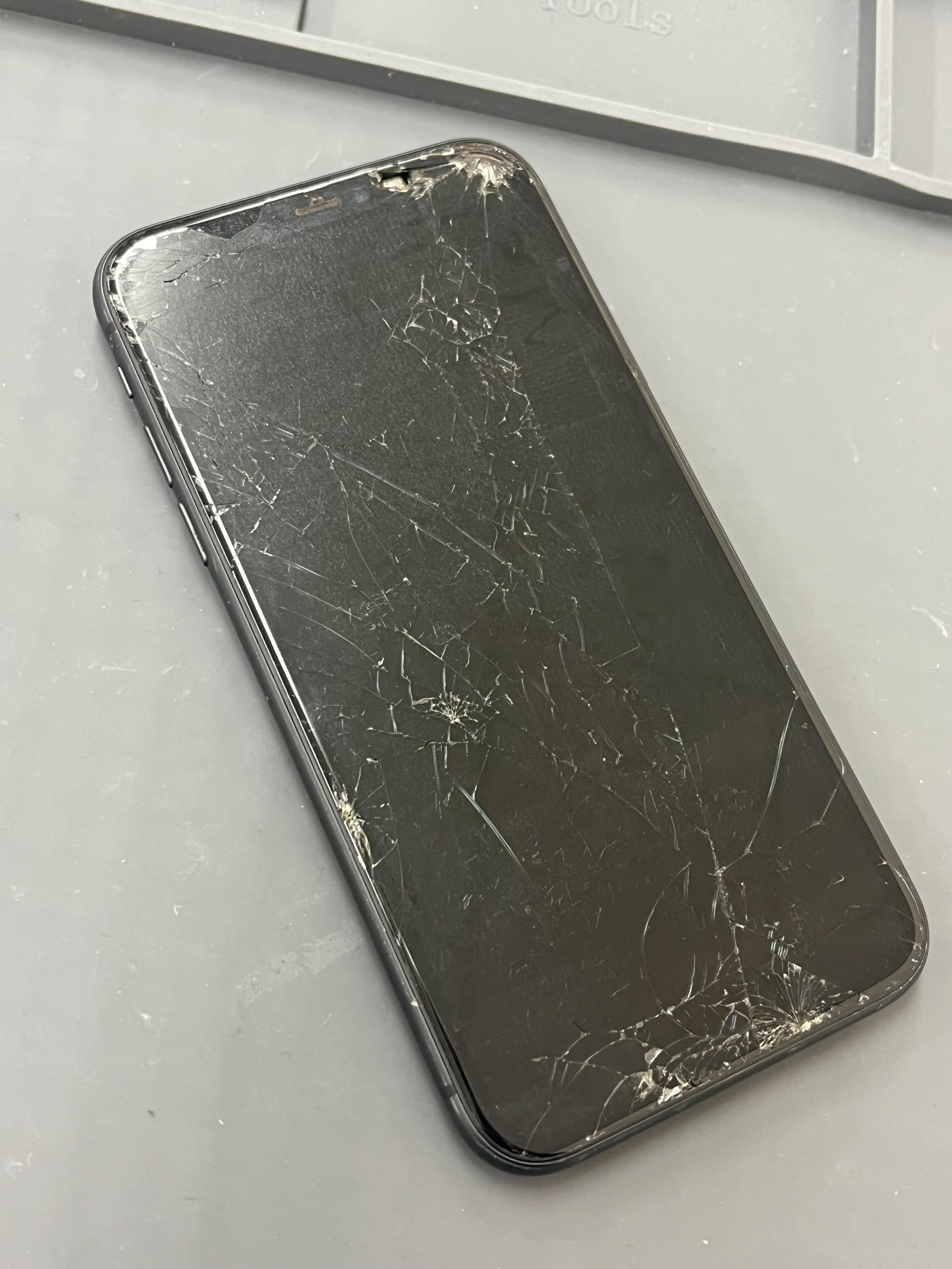 ラ*プ様 iPhone11 画面割れ iPhone11の画面割れは修理か機種変更？費用相場と判断基準を解説