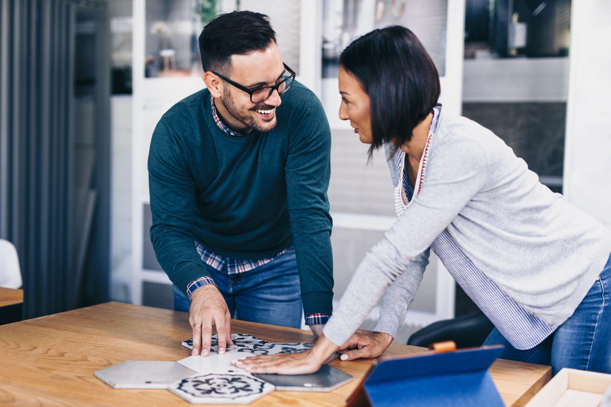 サンプルを見ながら相談する男女