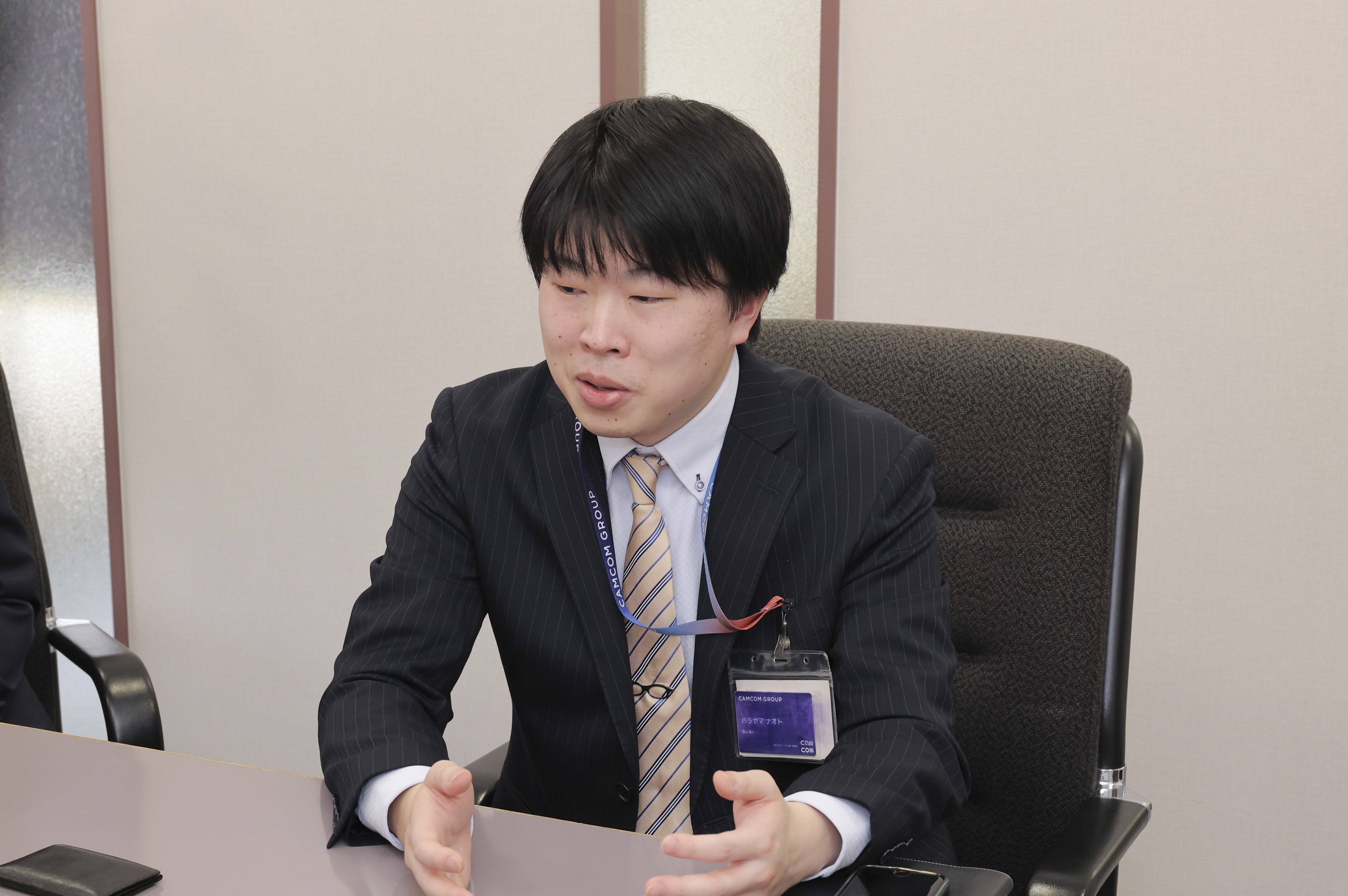 ARM推進部SIPSの原山 尚人 様がインタビューでお話をしている画像