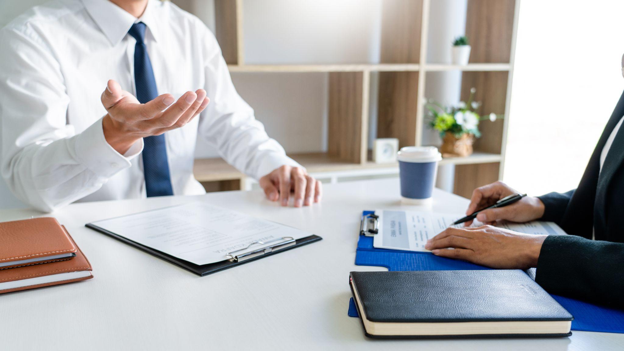 ジネスパーソンが話し合っている様子