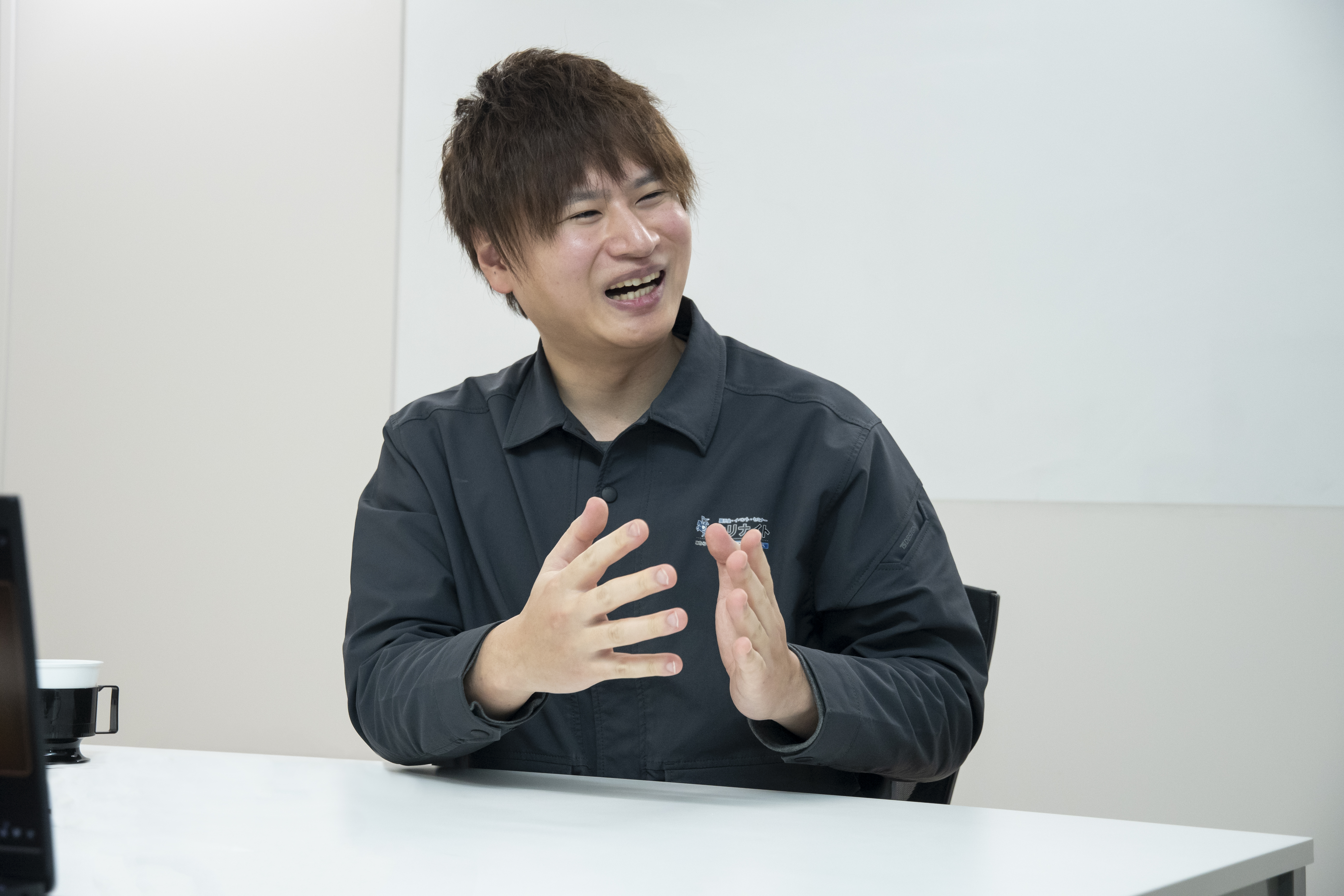 若林 様がインタビューでお話をしている画像