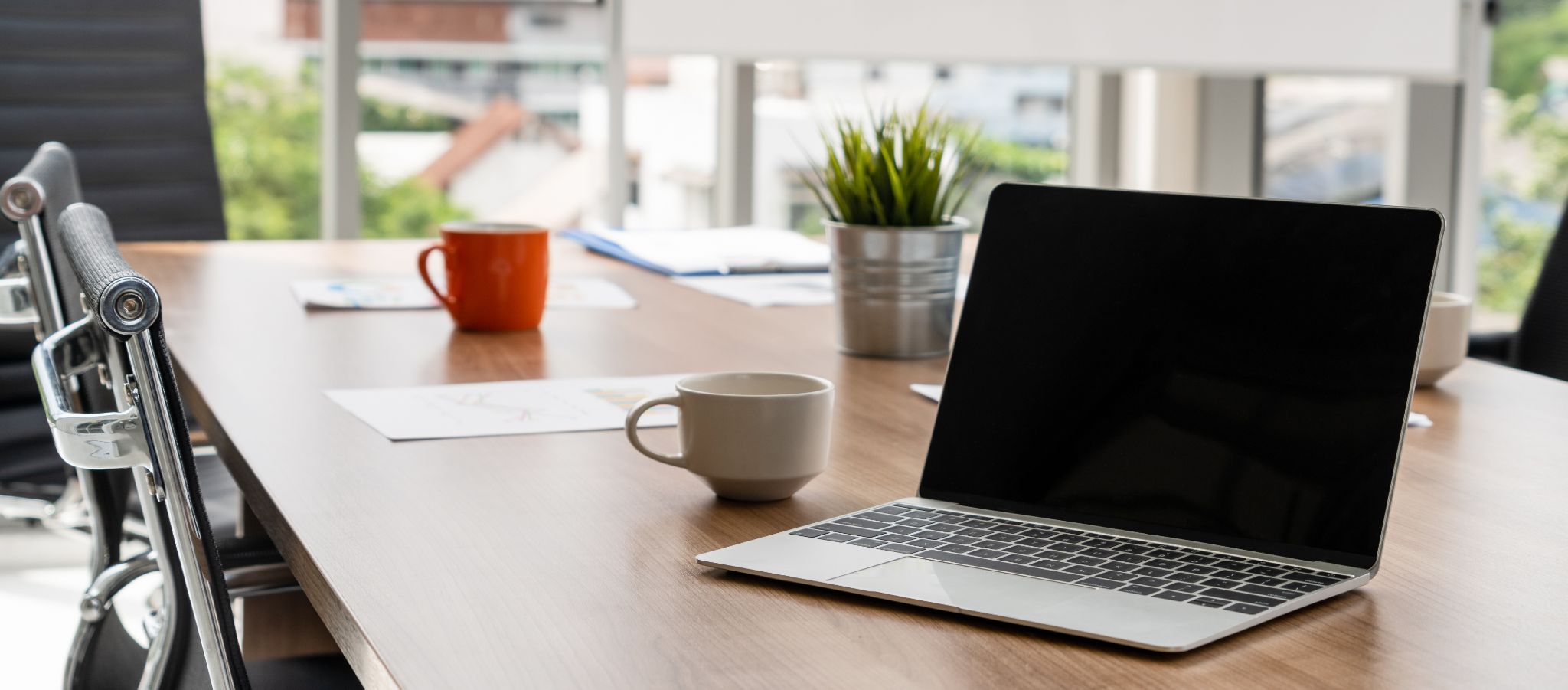 会議でPCを利用しているイメージ