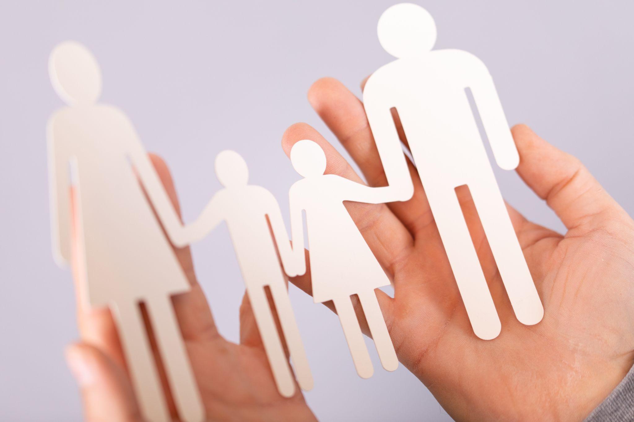 手のひらに乗る紙の人型家族、IT導入補助金の対象のイメージ