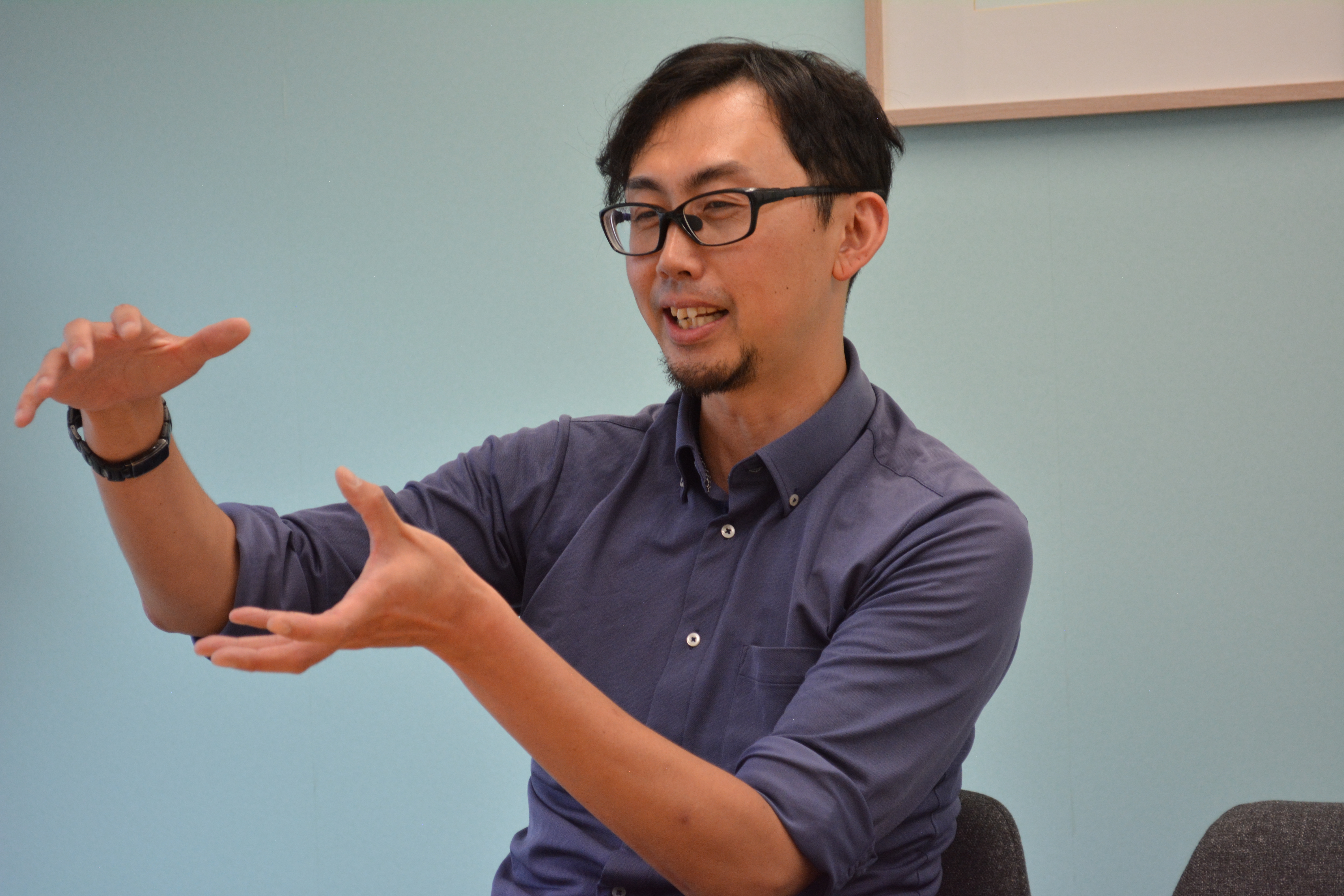 遠山様がインタビューでお話をしている画像