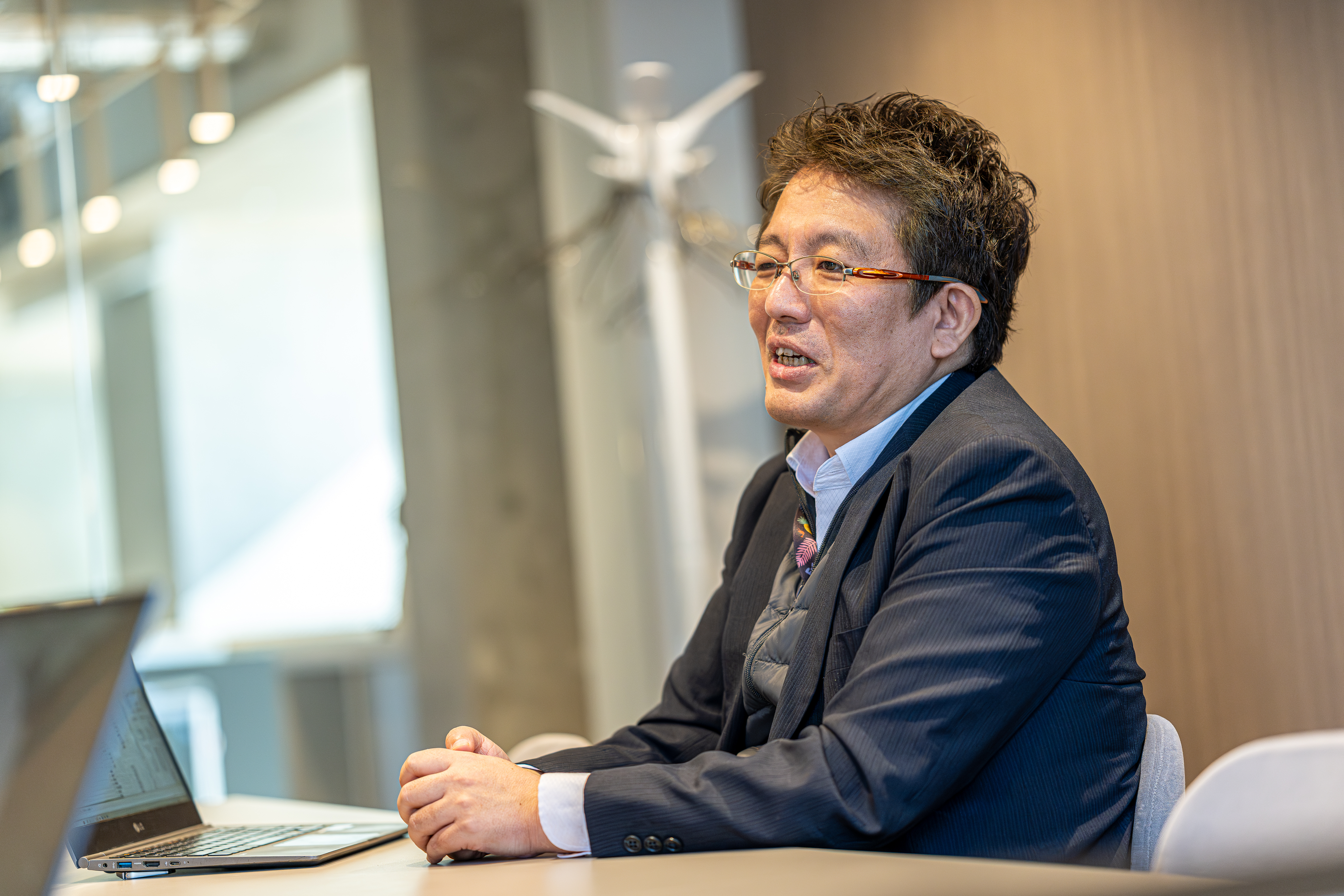 林様がインタビューでお話をしている画像