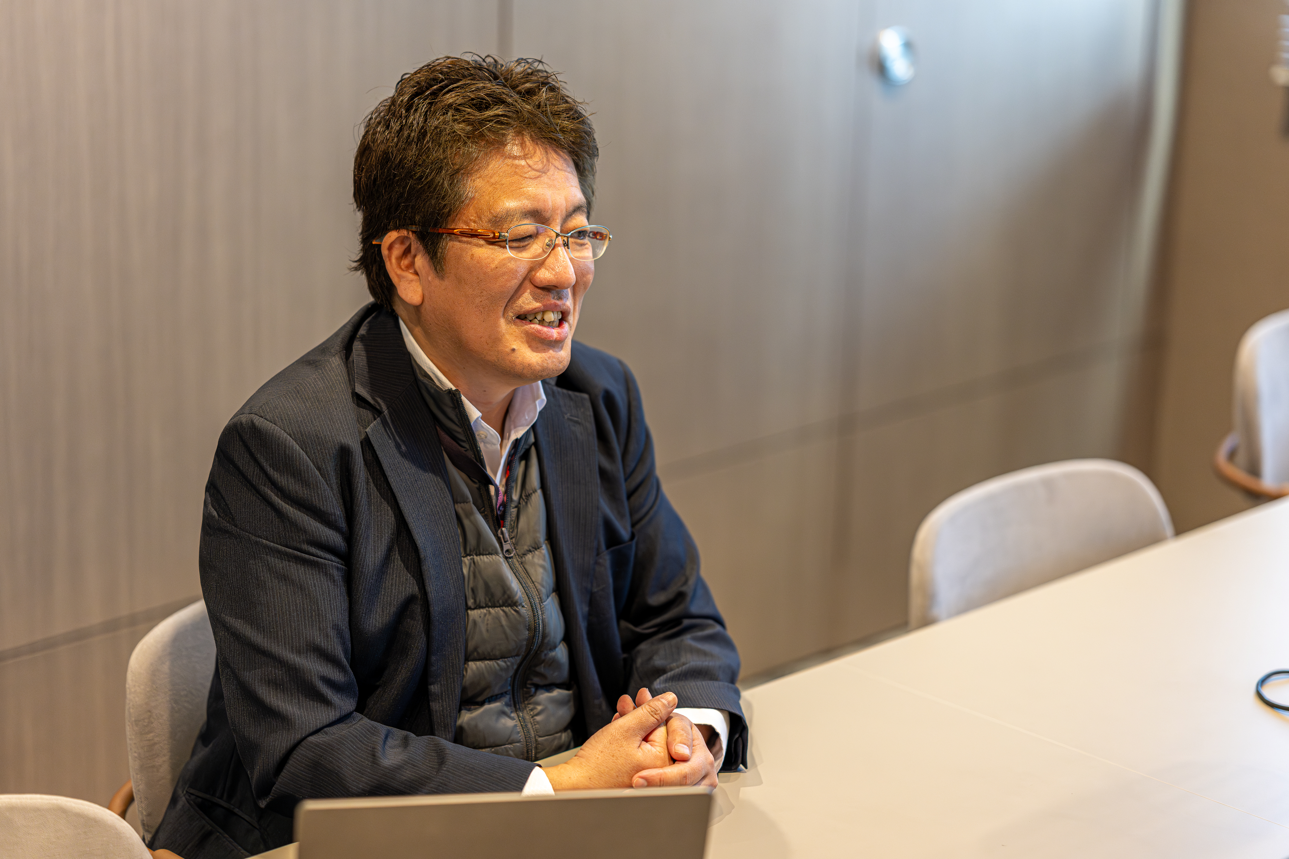 林様がインタビューでお話をしている画像