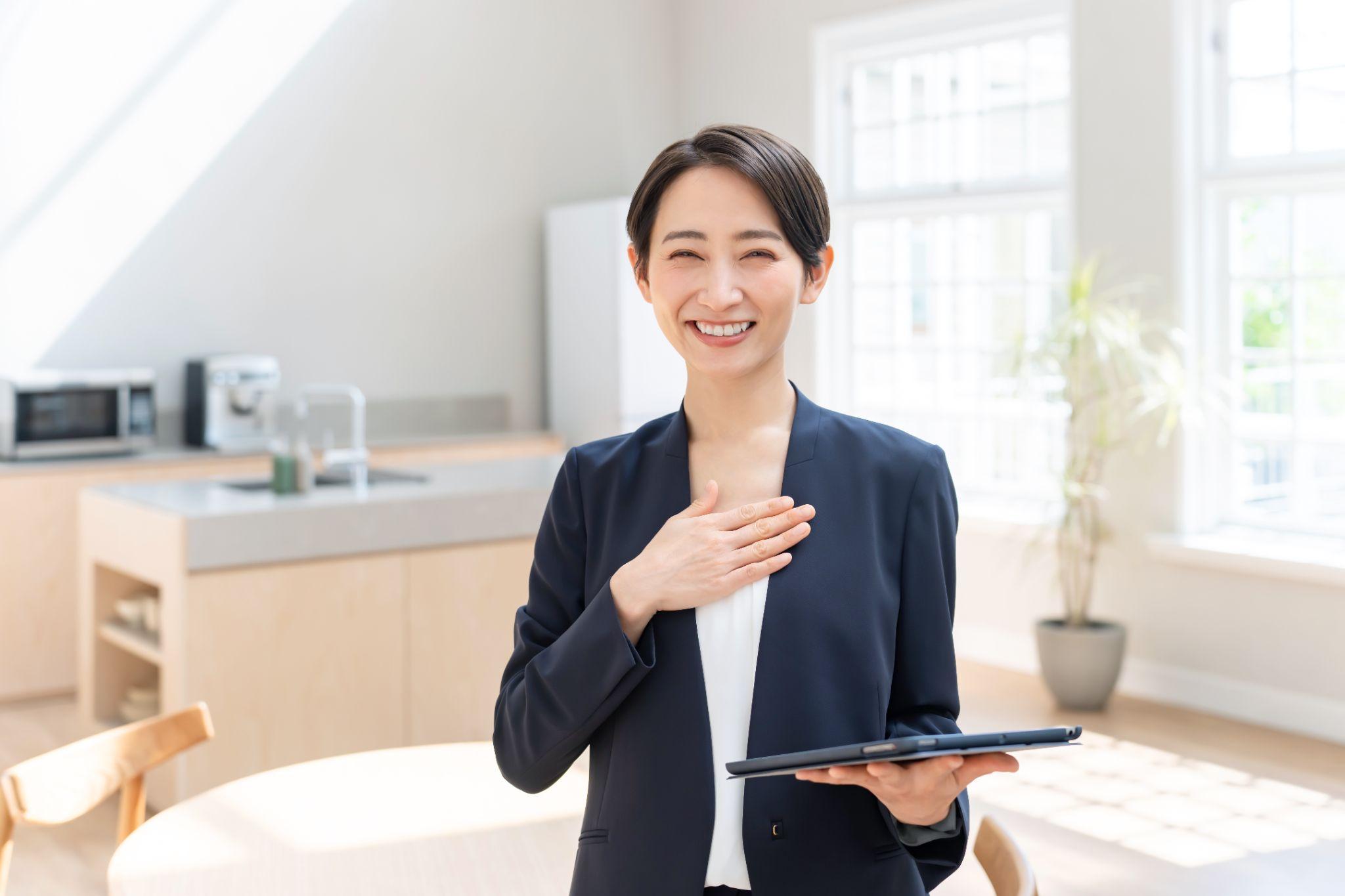 笑顔の女性がiPadをもっている様子