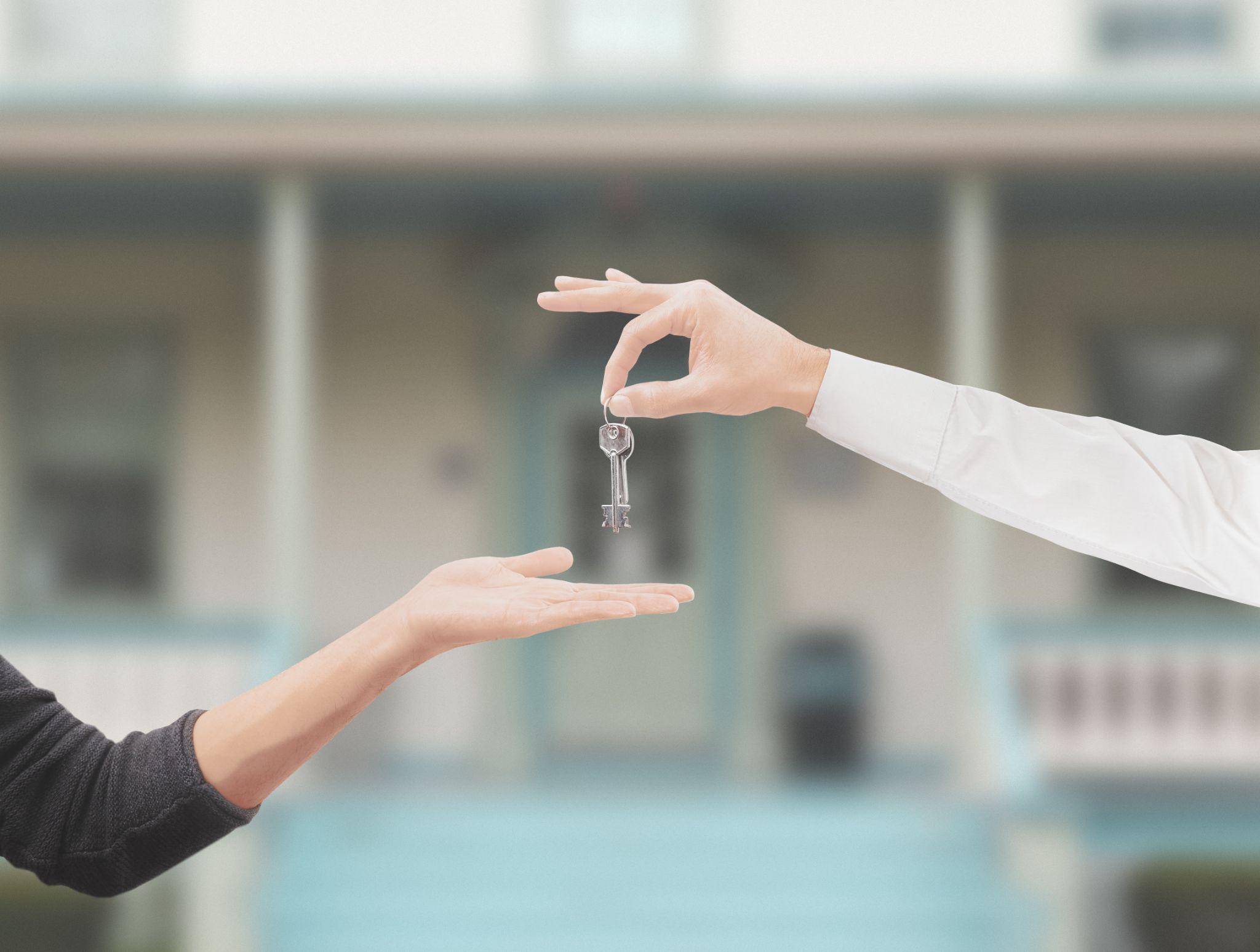 鍵を受け渡すビジネスシーン