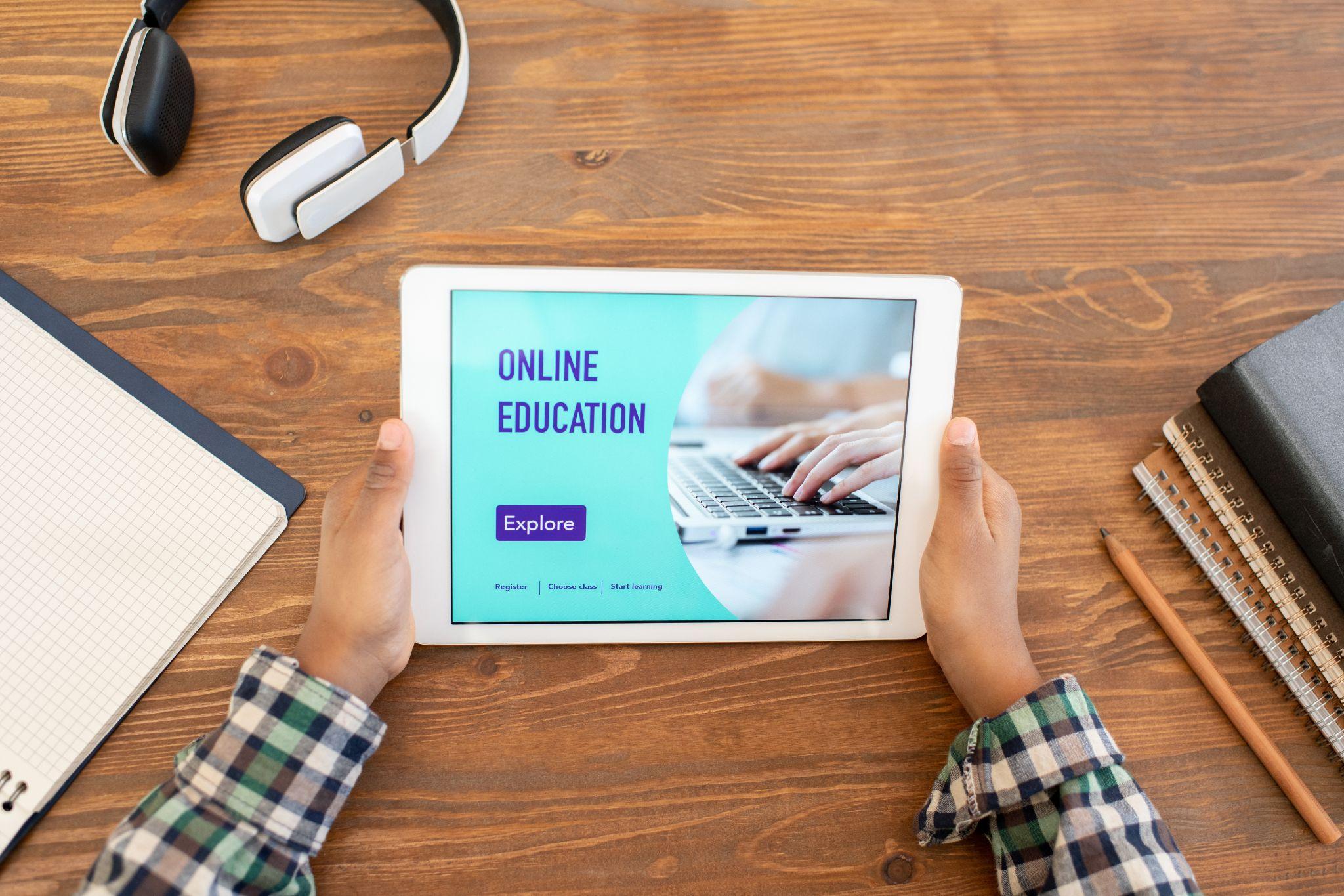 机の上でオンライン教育コンテンツを表示するタブレット(iPad)