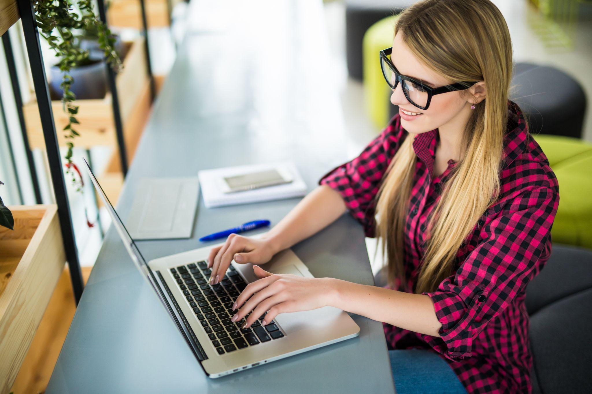 ノートパソコンを操作する女性