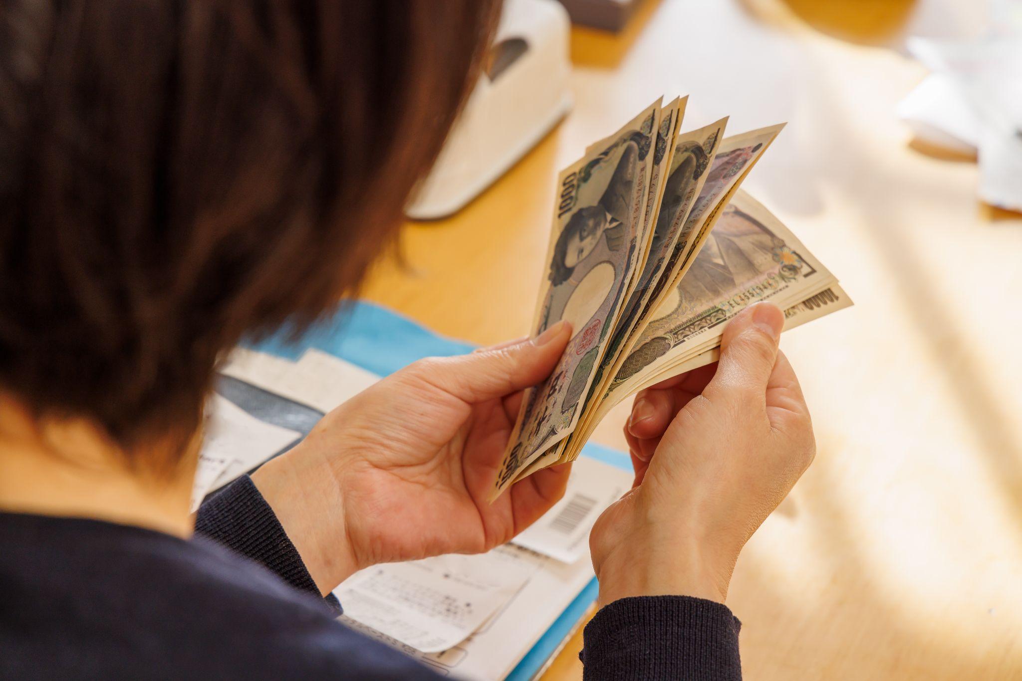 現金を確認する手元