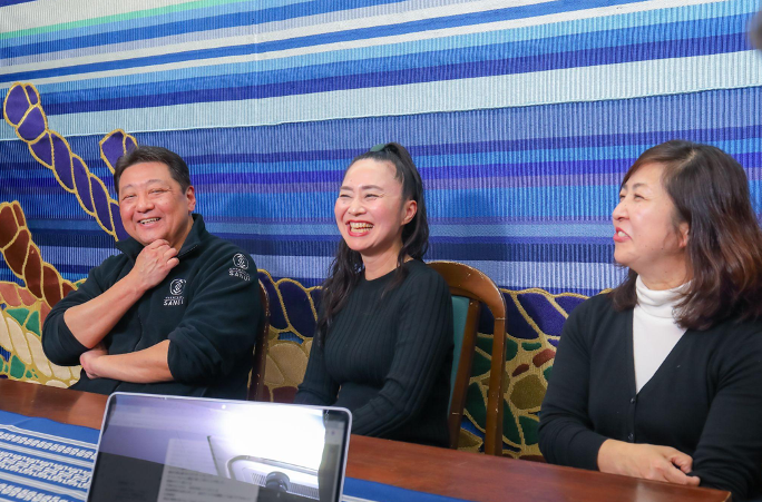 インタビューでお話をしている画像