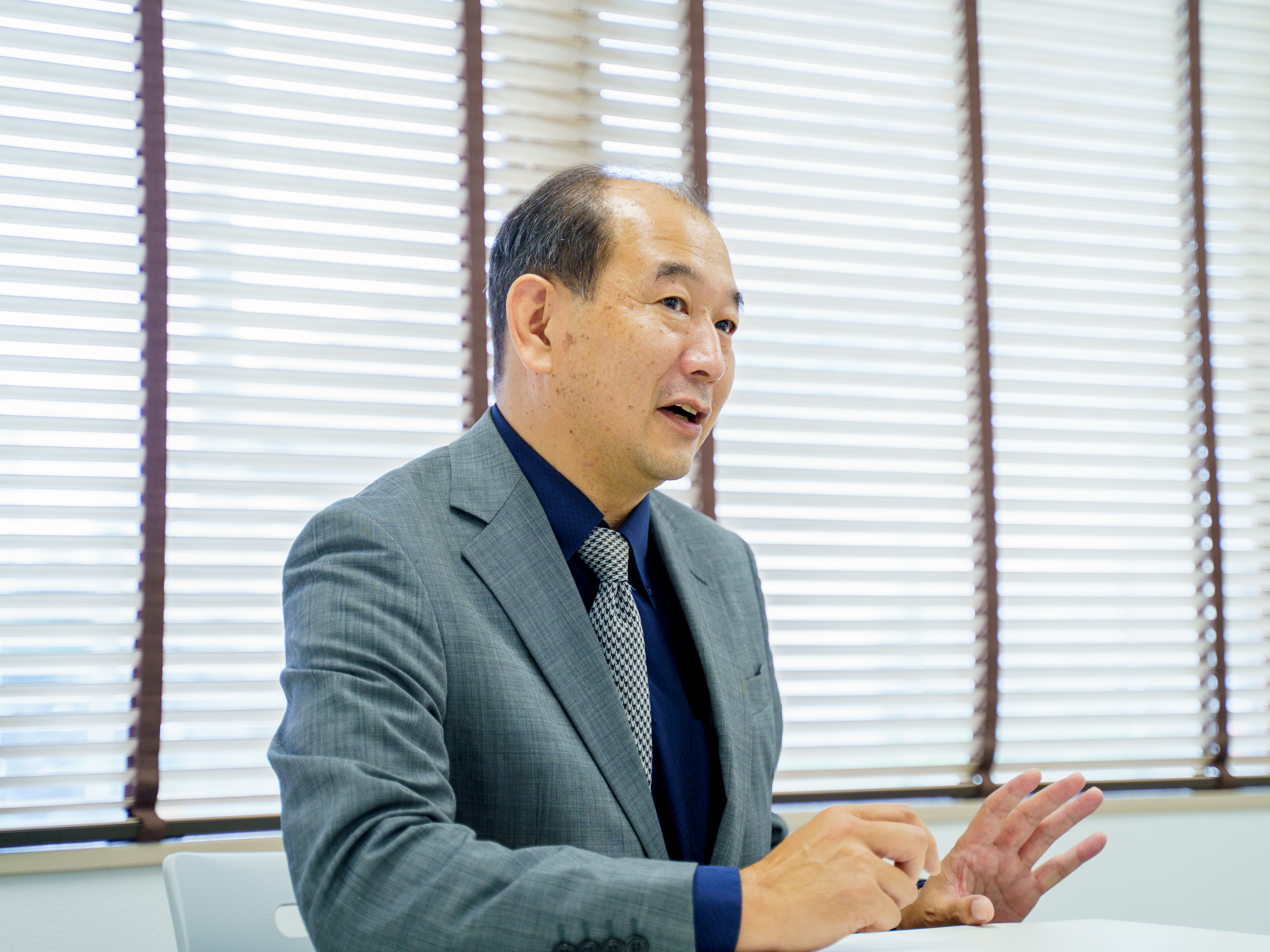 本多 様がインタビューでお話をしている画像