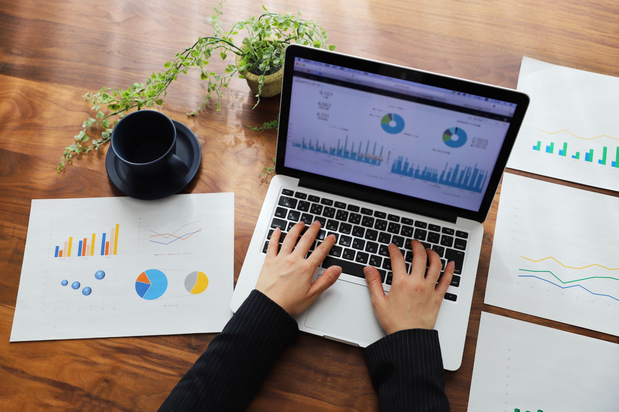 PCを利用してテレワークをしているイメージ