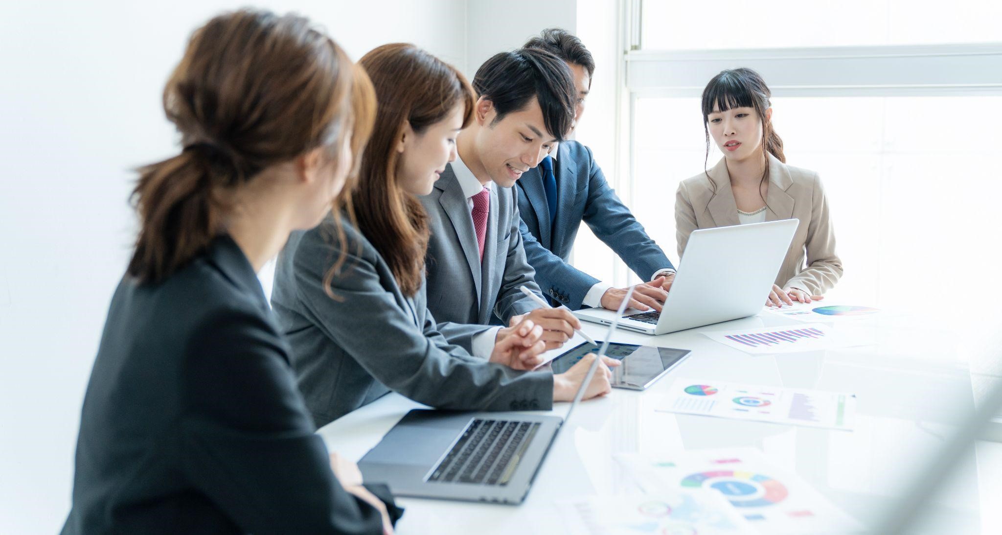 研修でPCを利用しているイメージ